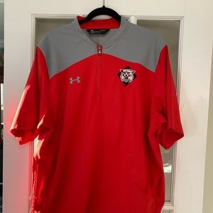 Short sleeve,1/4 zip 2 side zippers,2 pockets. Embroidered Davidson College logo